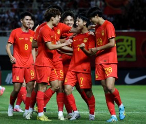 AG官方-亚洲足坛劲旅决战：胜负一触即发