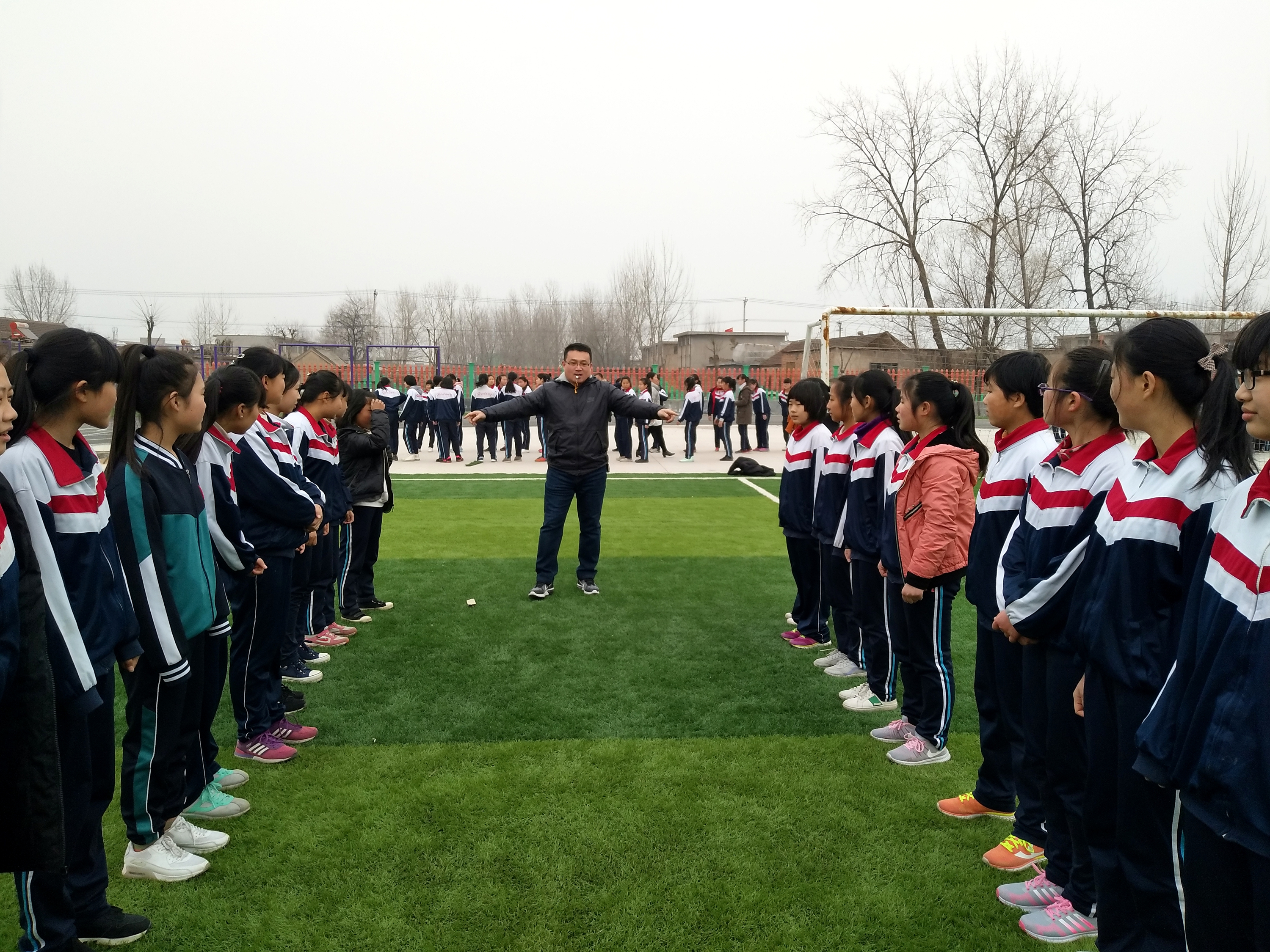 球队训练全力以赴，备战技巧风起云涌