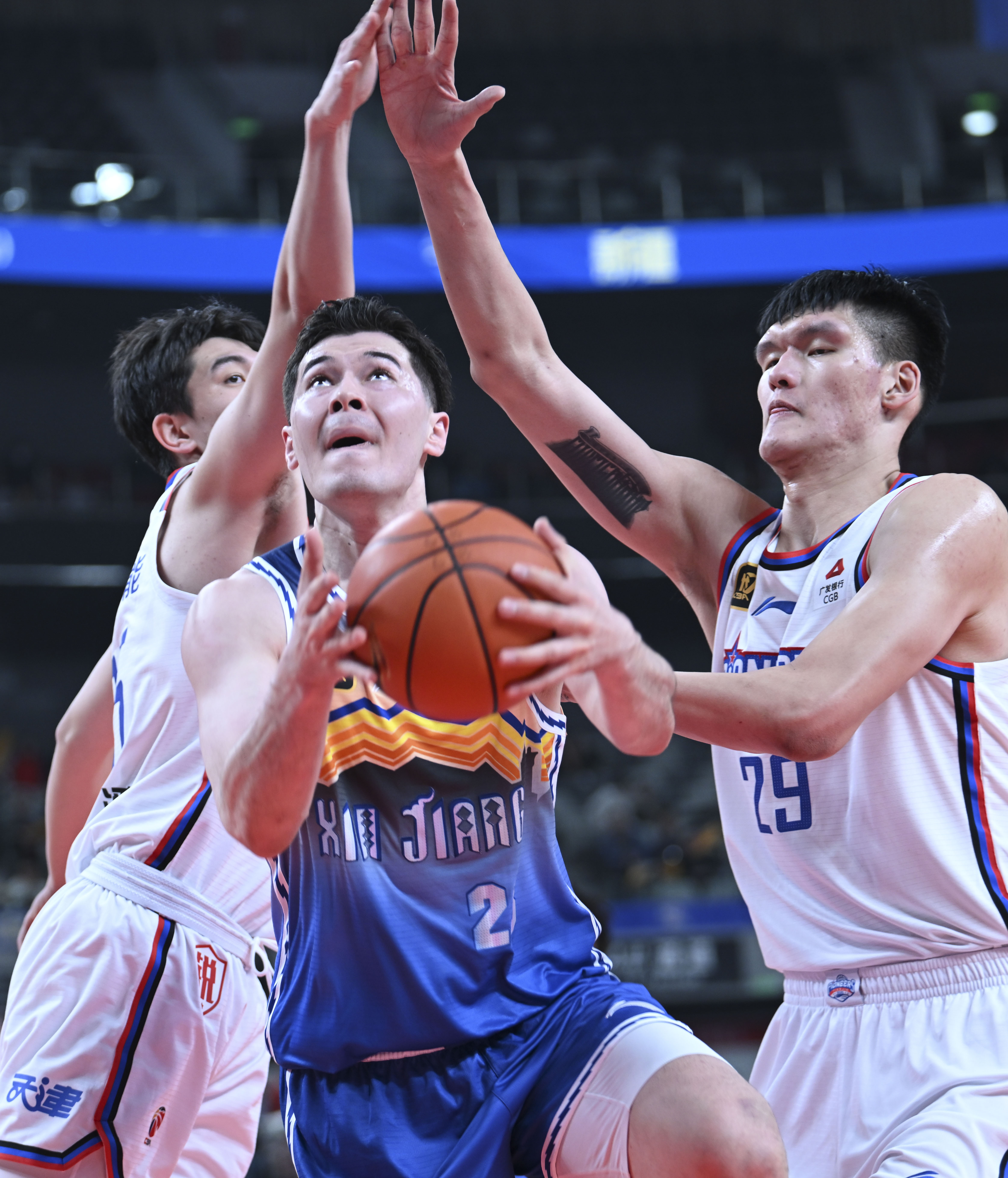 包含天津主场对决广州，劲敌对碰球场激情飙升的词条