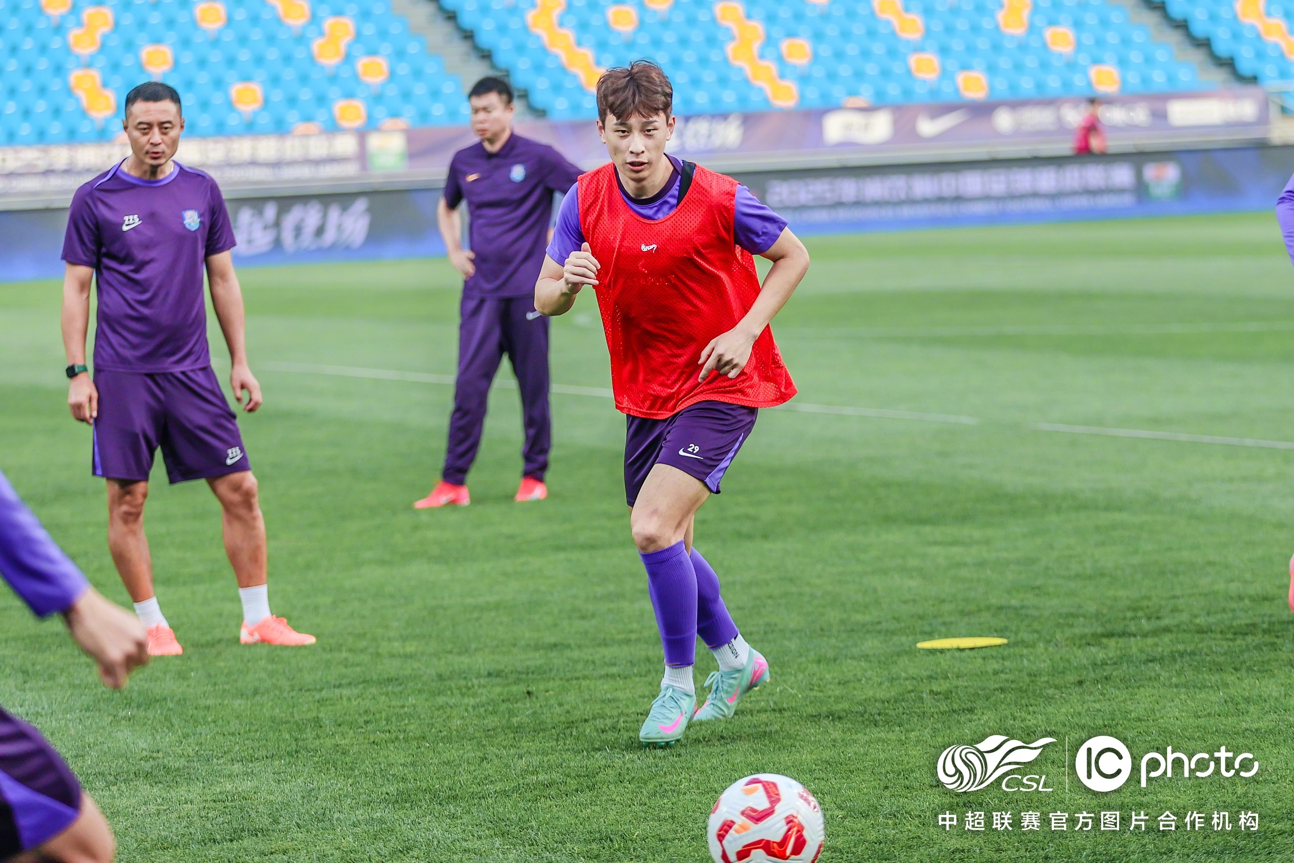 包含天津主场对决广州，劲敌对碰球场激情飙升的词条