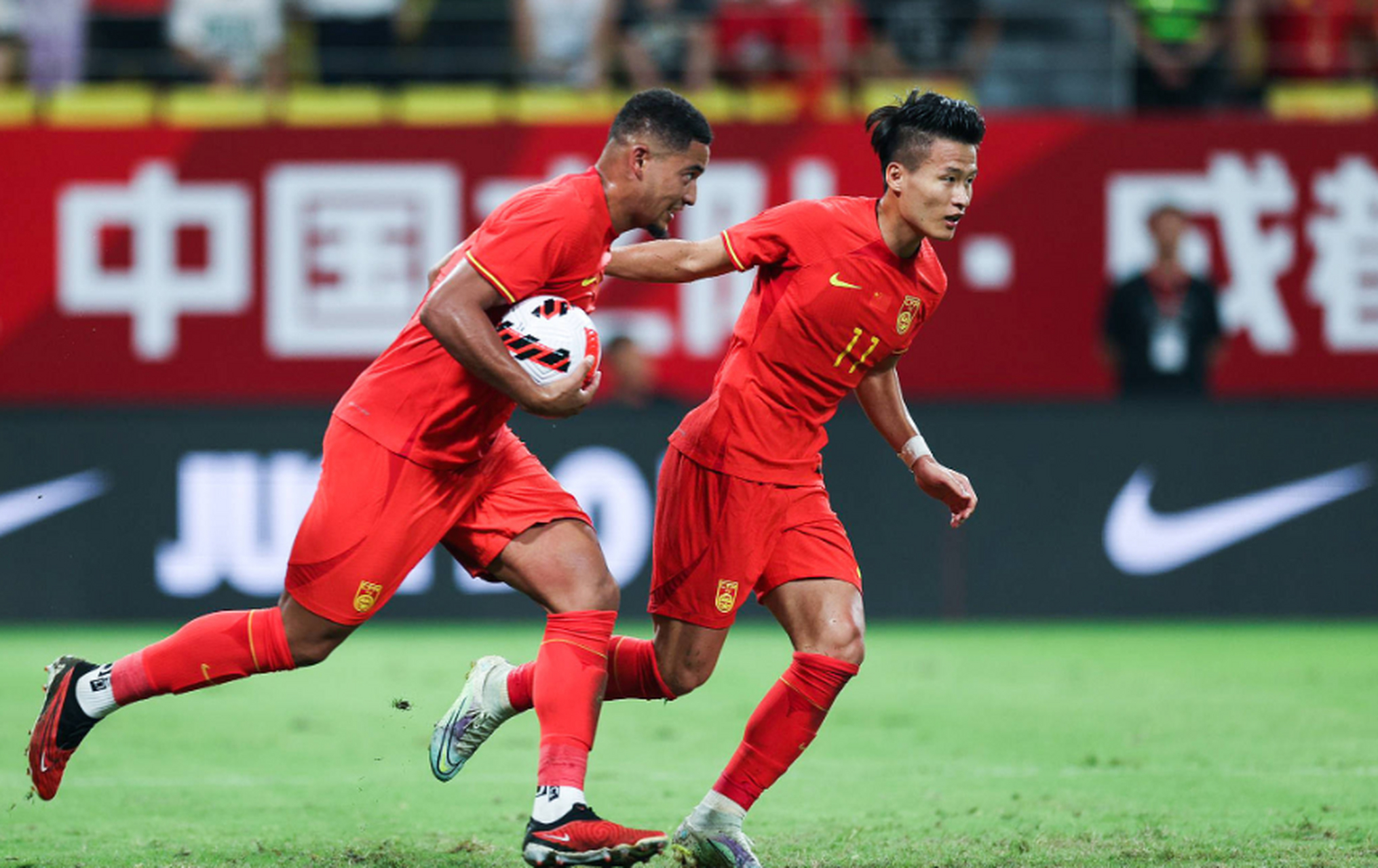 热衷足球赛事,球队备战全力出击的英文