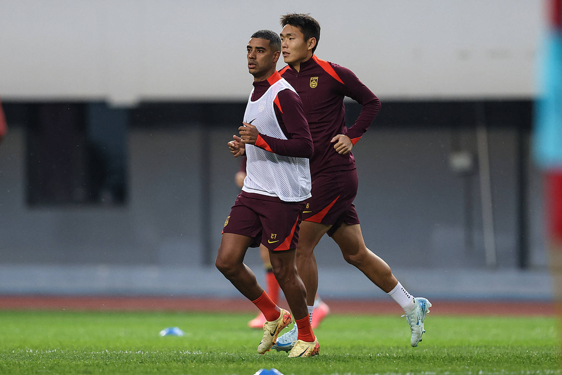 热衷足球赛事,球队备战全力出击的英文