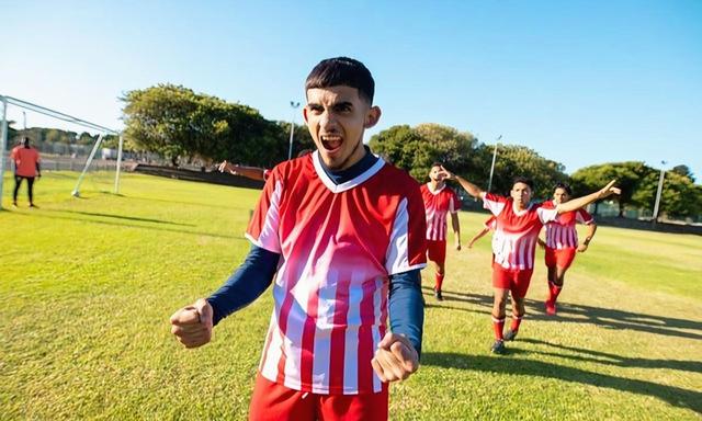 包含伊朗球队主场比赛力压对手，拿下关键胜利的词条