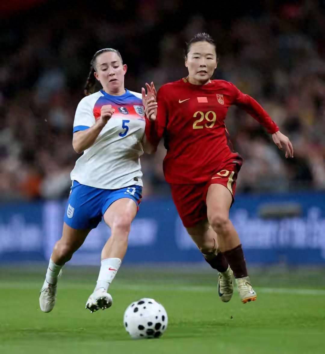 球员忙碌备战,女足比赛犹如战场的简单介绍 球员忙碌备战,女足比赛犹如战场的简单介绍