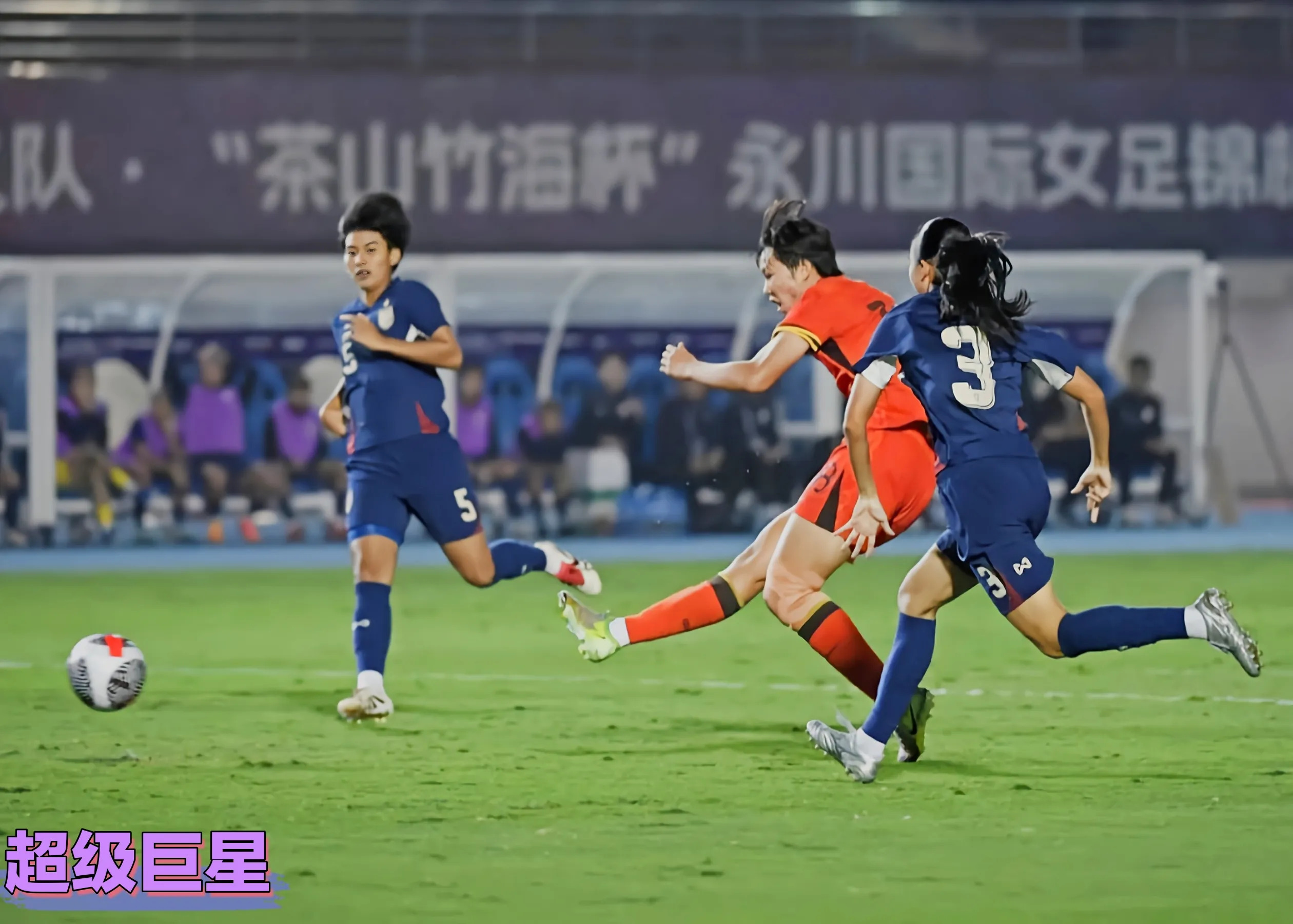 球员忙碌备战,女足比赛犹如战场的简单介绍 球员忙碌备战,女足比赛犹如战场的简单介绍