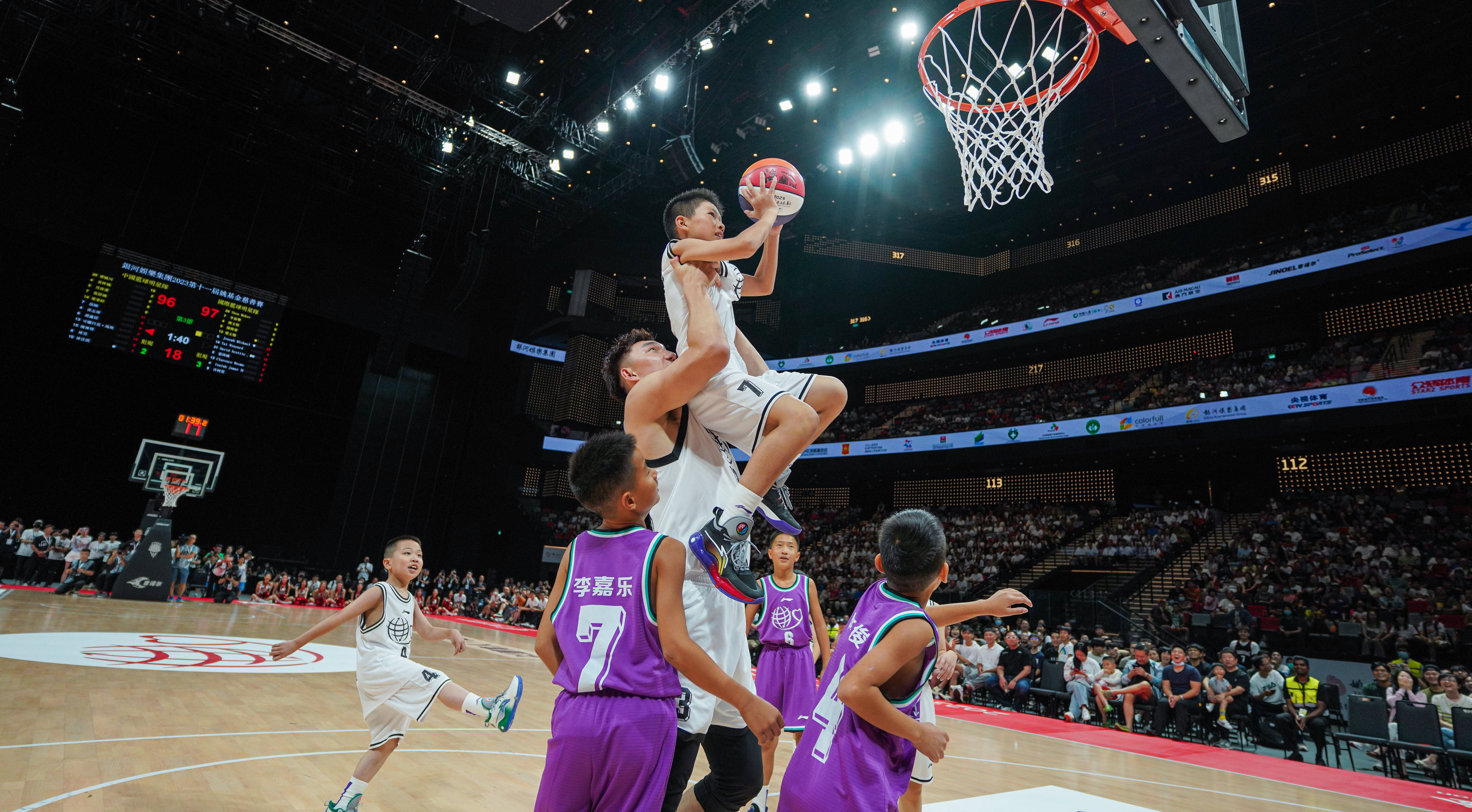运动员在篮球比赛中创下巨大纪录